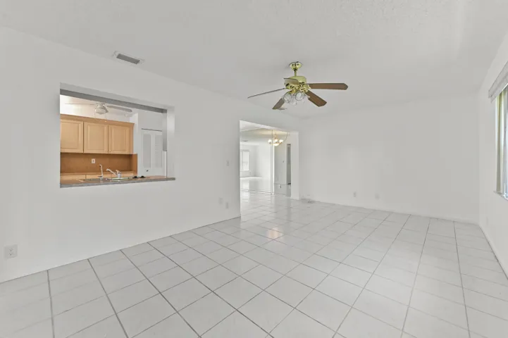 11 Living Room 06