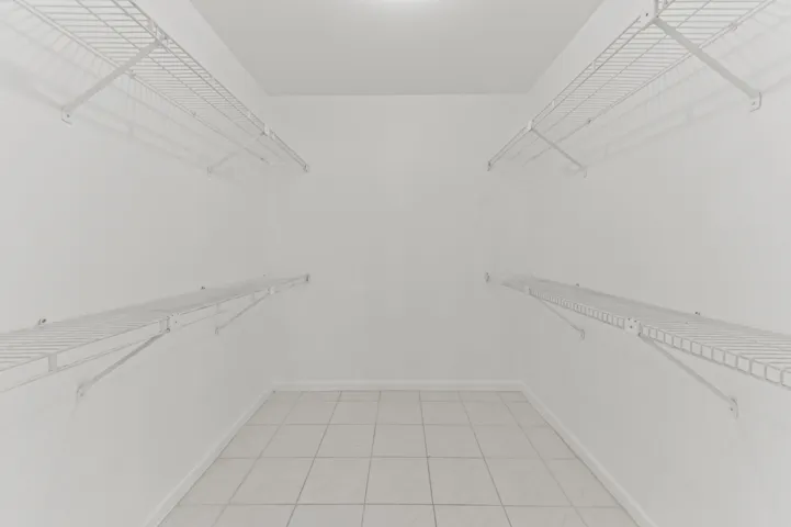 22 Closet 01