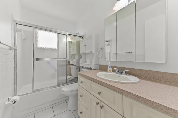 17 Bathroom 01