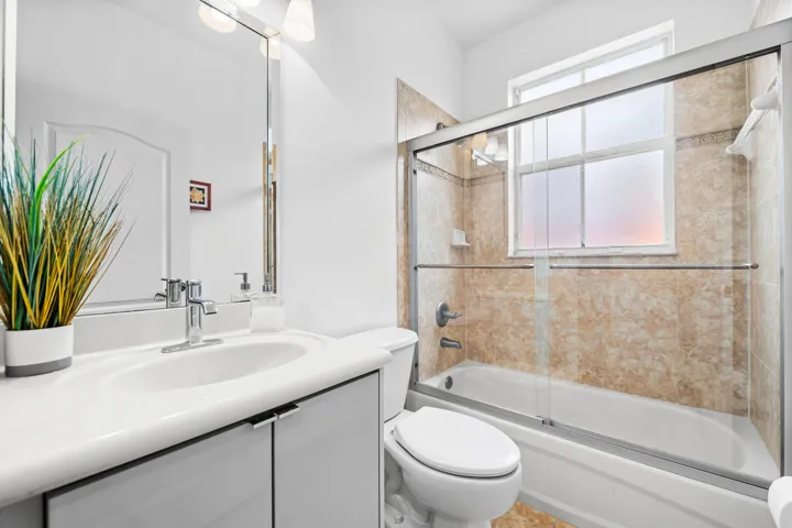 Bathroom 2 (first floor)