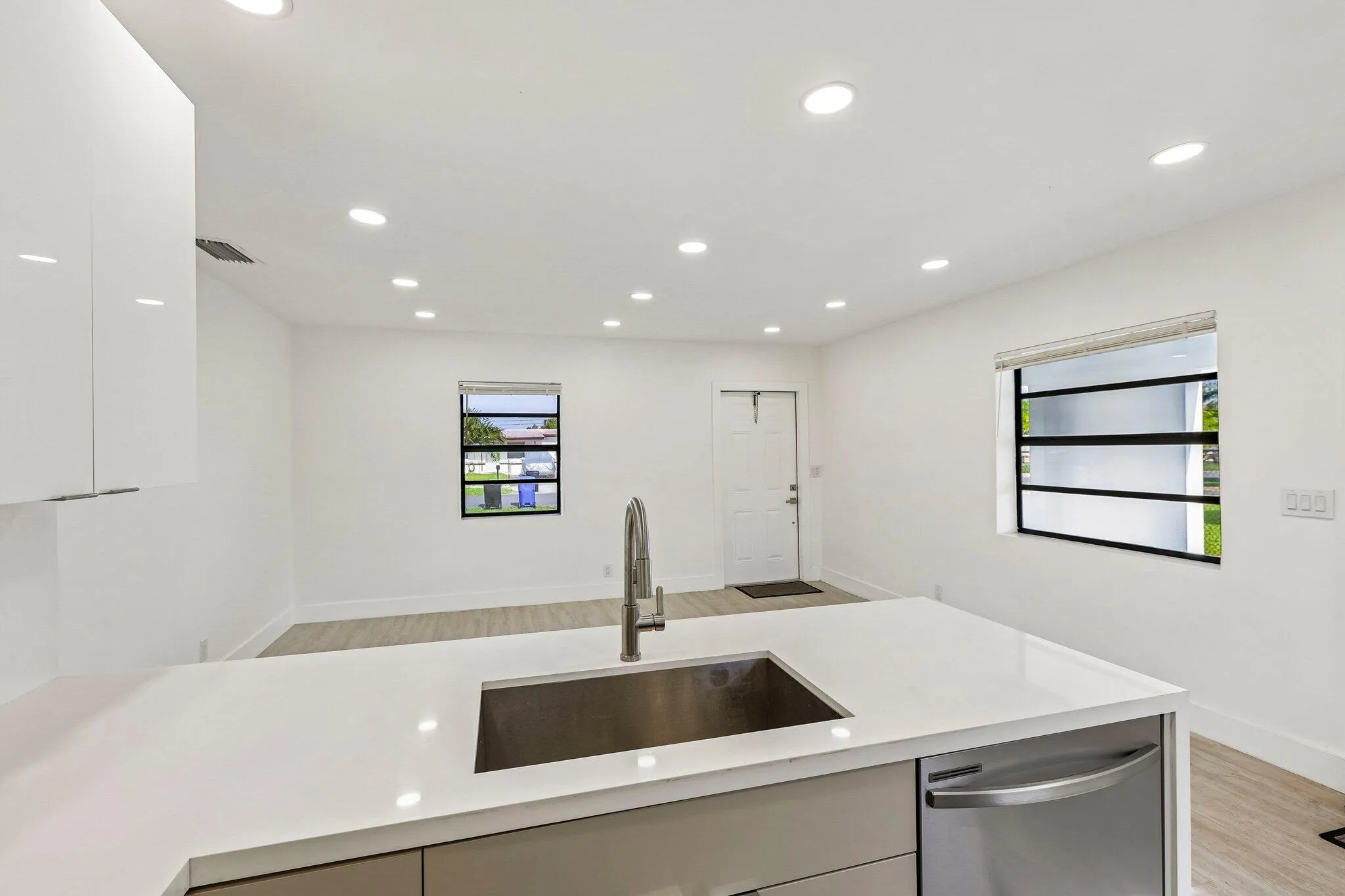 18-web-or-mls-NW 19th Ave-S1607-018