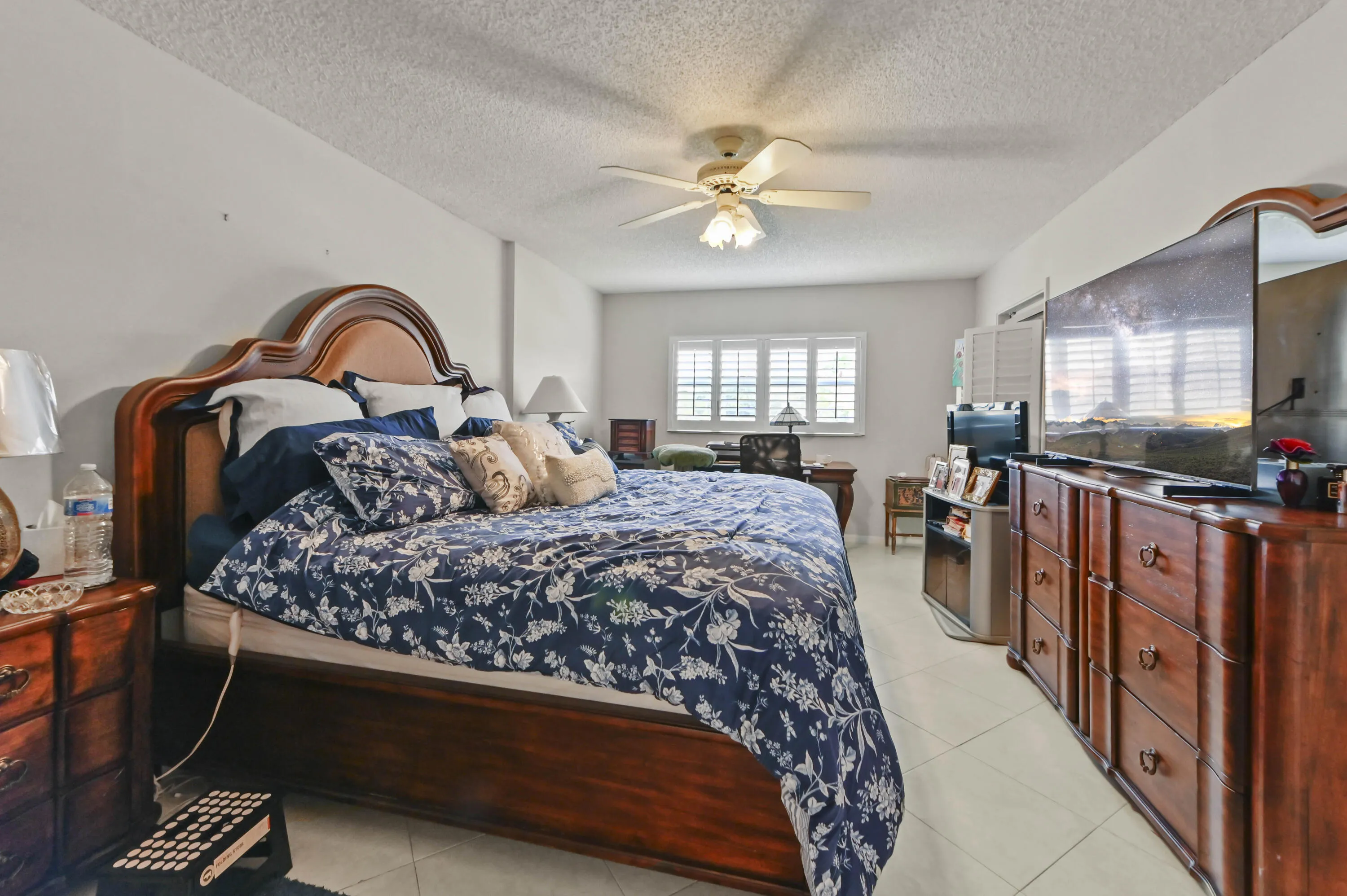 19 Bedroom 06