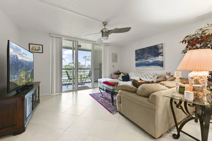 05 Living Room 03