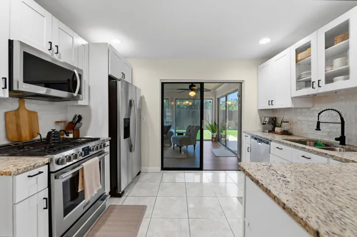 12 Kitchen 02