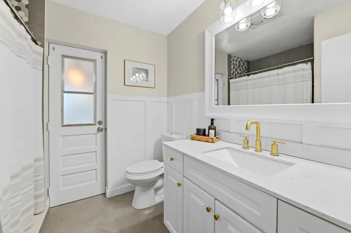 25 Bathroom 02