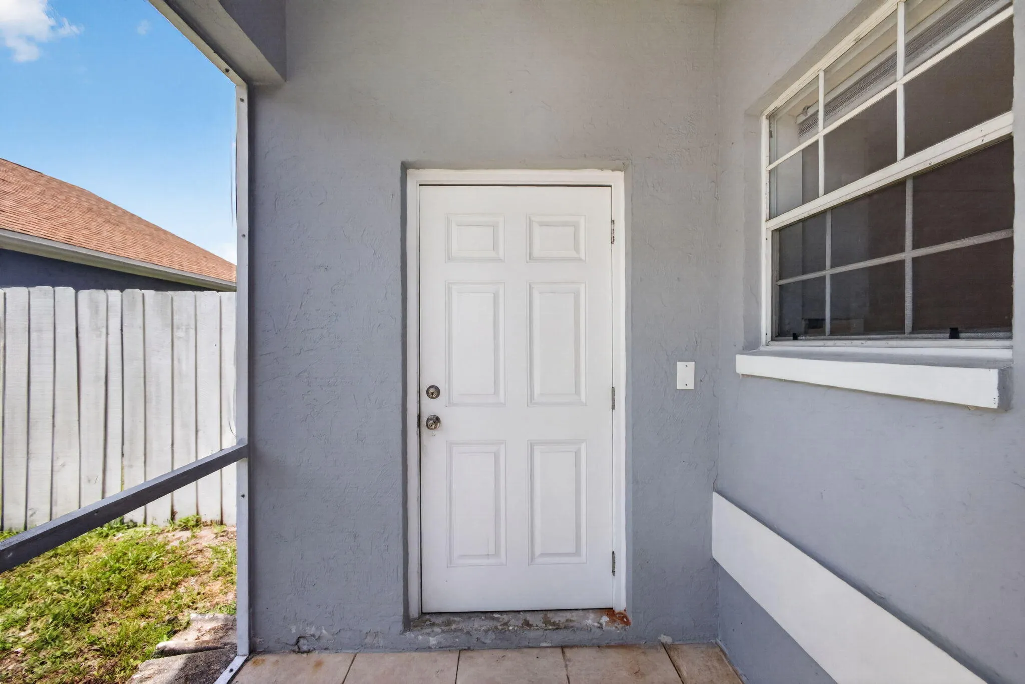 Screened porch entry