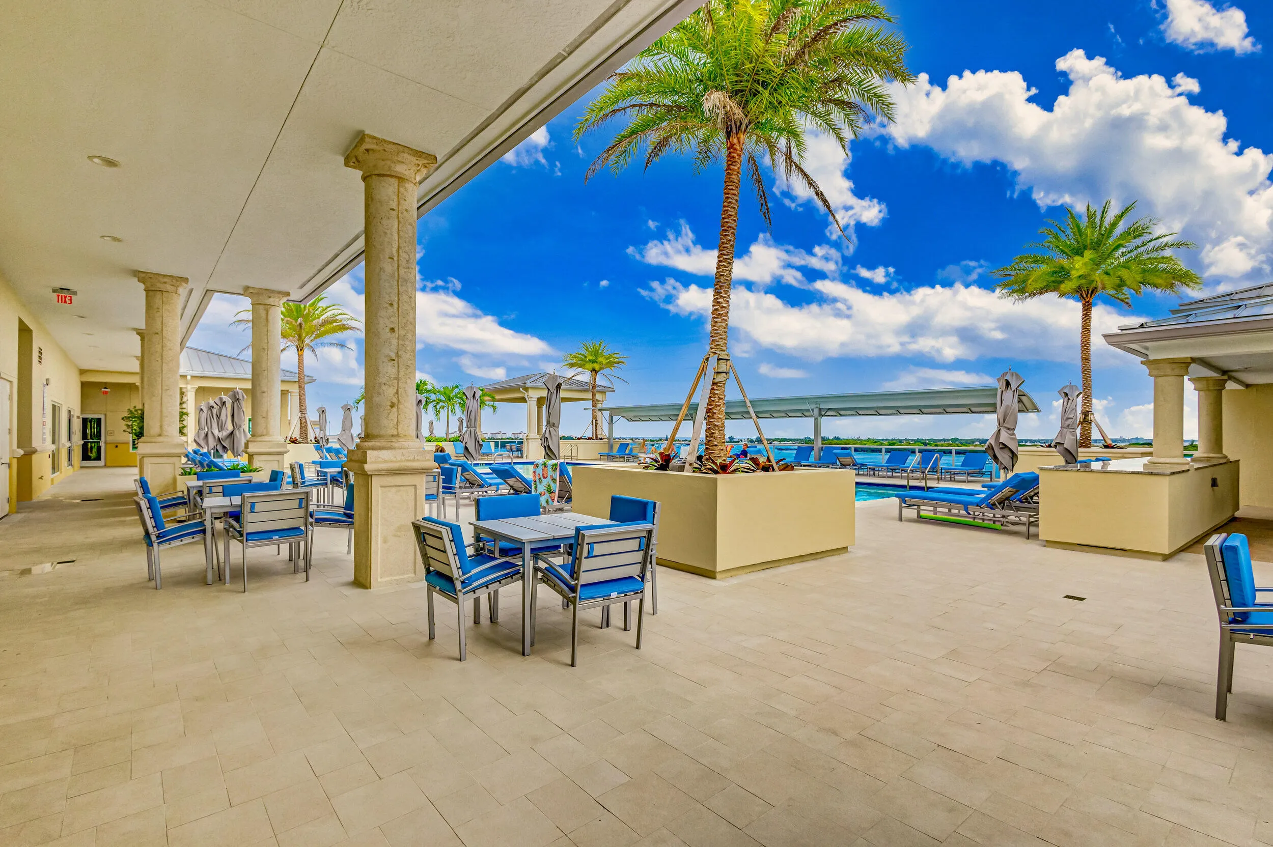 LOUNGE AREA