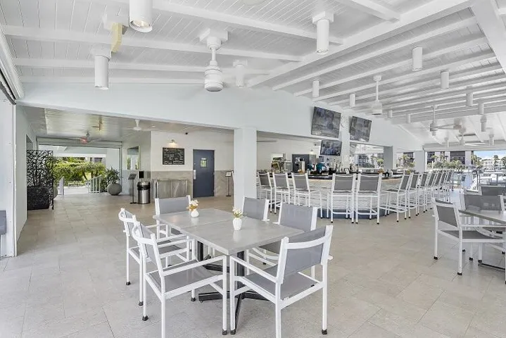 Chickee Bar Restaurant R
