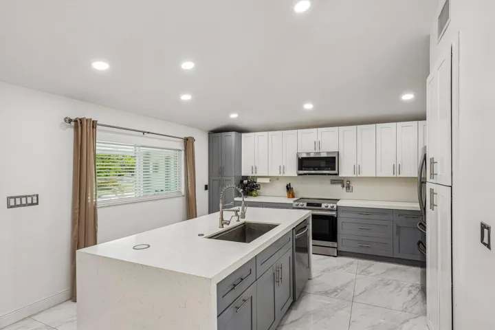 22-web-or-mls-N 22nd Ave-S2107-022