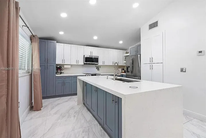 19-web-or-mls-N 22nd Ave-S2107-019