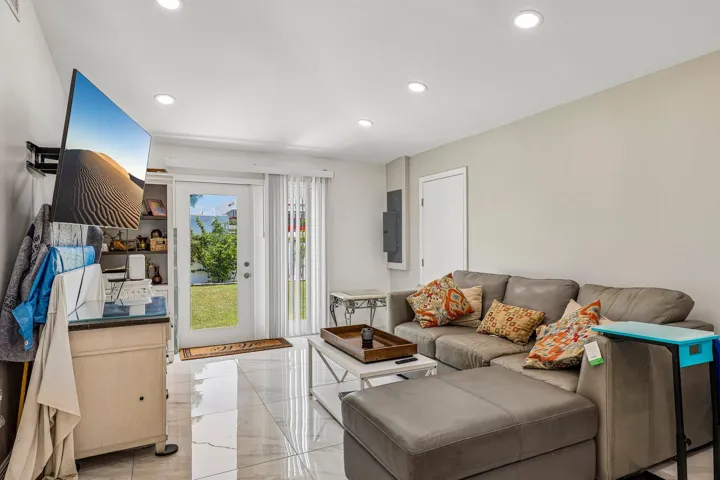 12-web-or-mls-N 22nd Ave-S2107-012