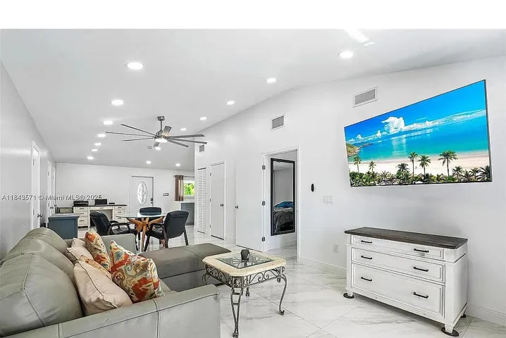 15-web-or-mls-N 22nd Ave-S2107-015