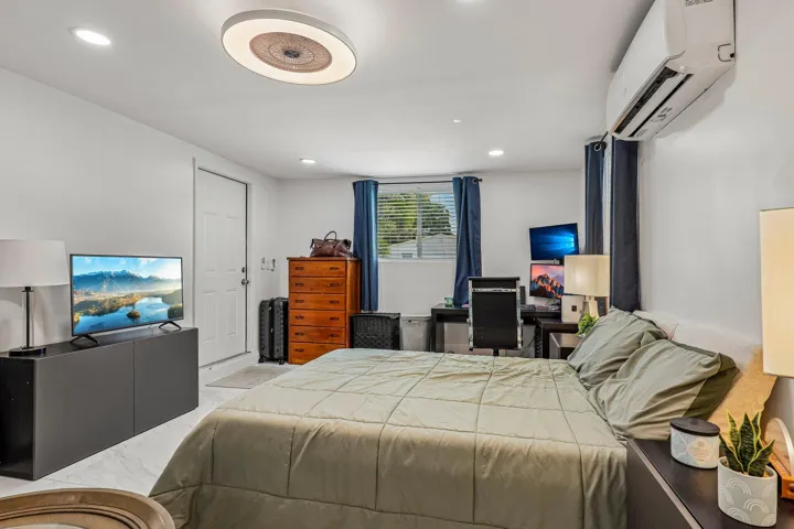 49-web-or-mls-N 22nd Ave-S2107-049