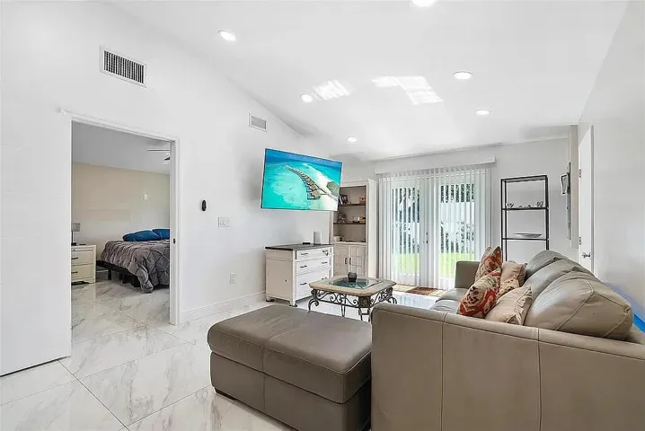 3-web-or-mls-N 22nd Ave-S2107-003