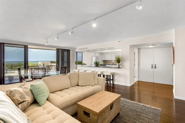 LIVING ROOM TO OCEAN