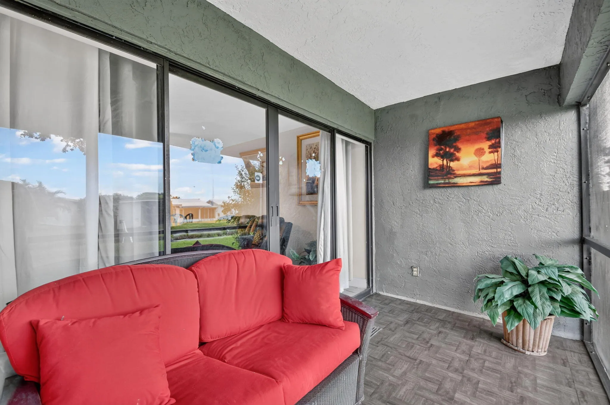 Screened patio featuring textured walls and ceiling