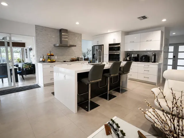 Lots of kitchen cabinet space!