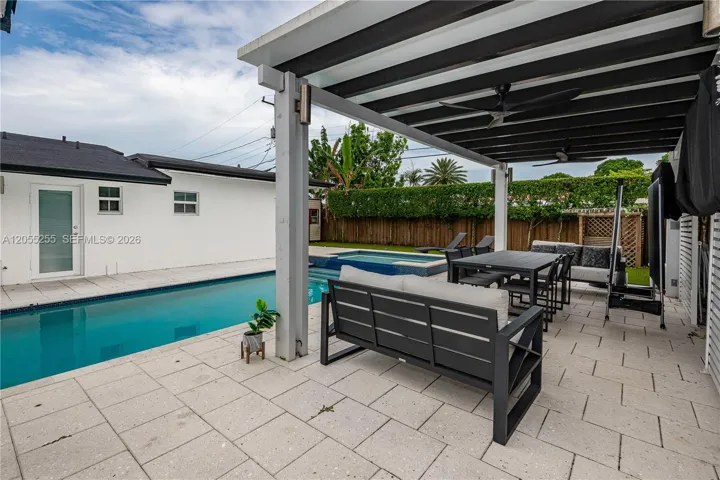 Covered terrace with 2 TVS