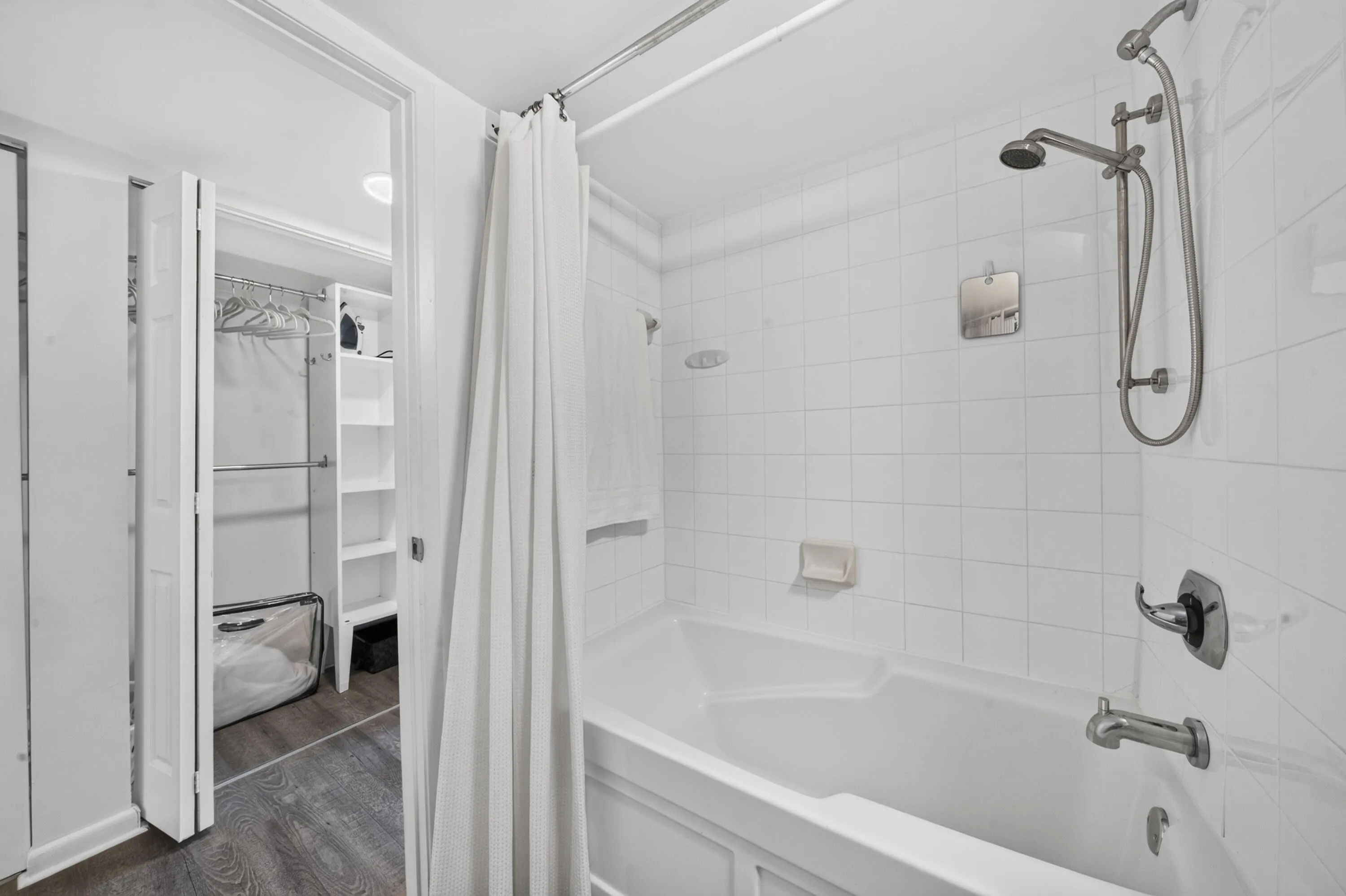 Primary en-suite bathroom