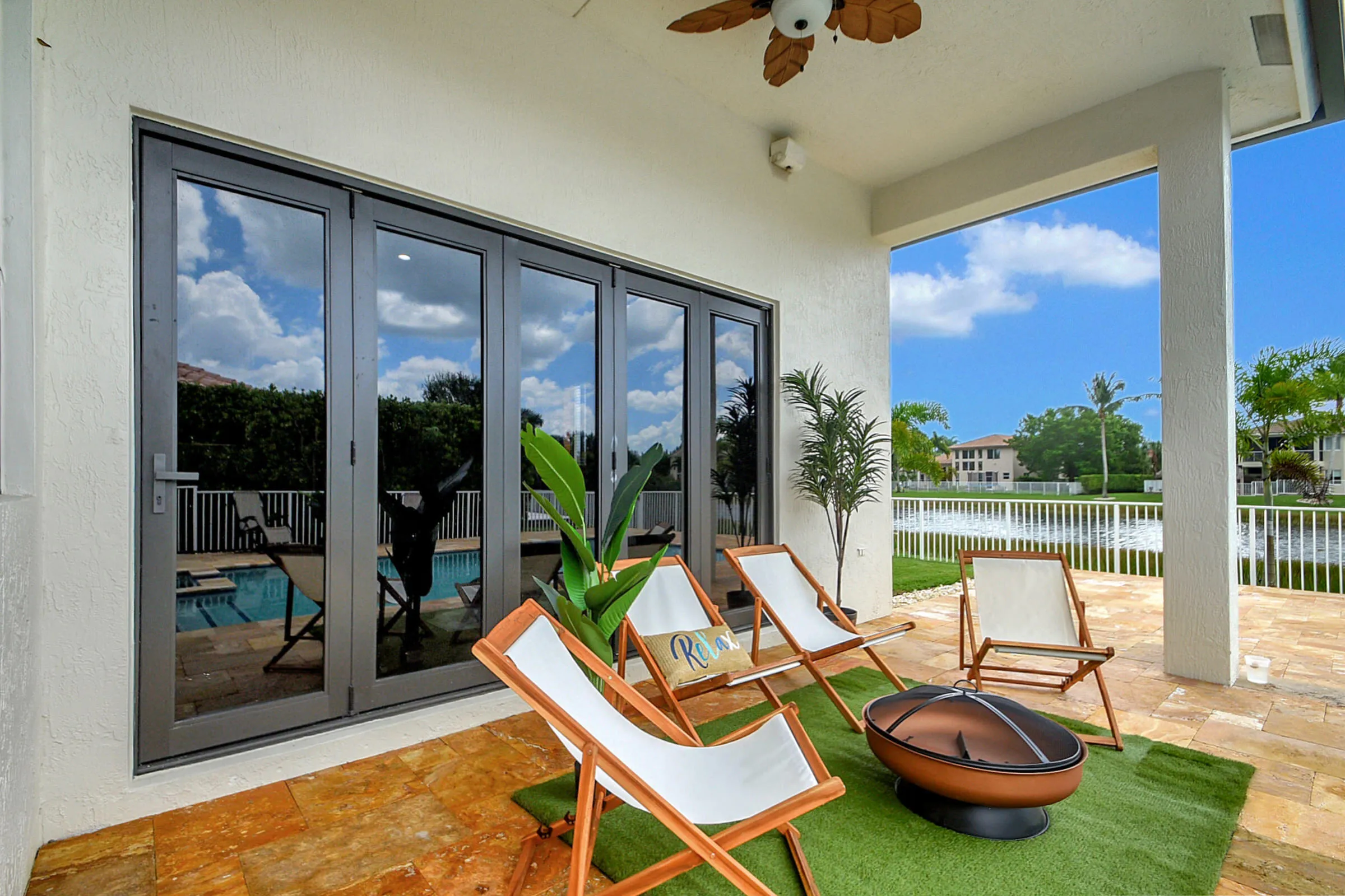 Tri-fold door