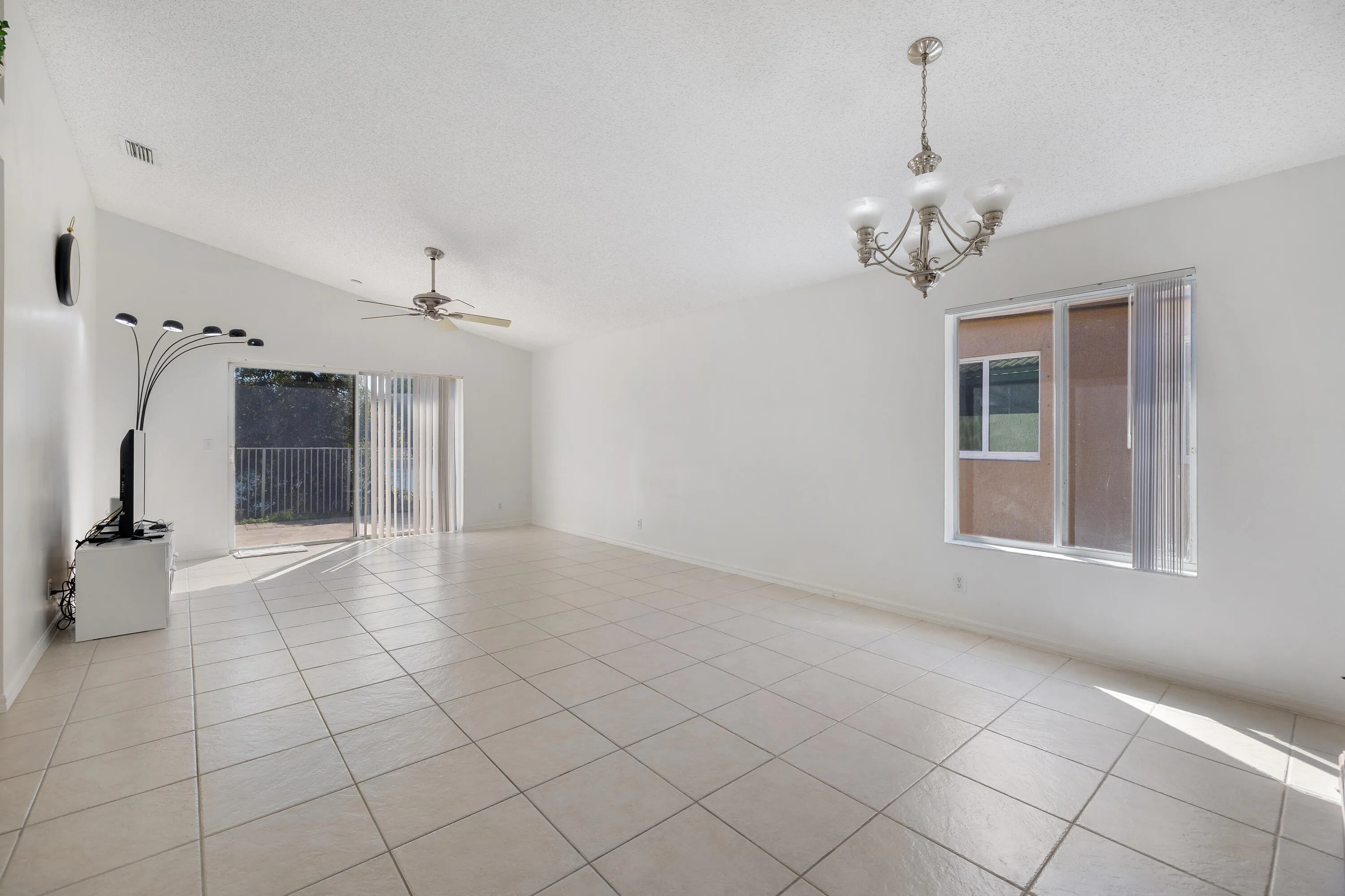 3800 Woodfield Dr-14