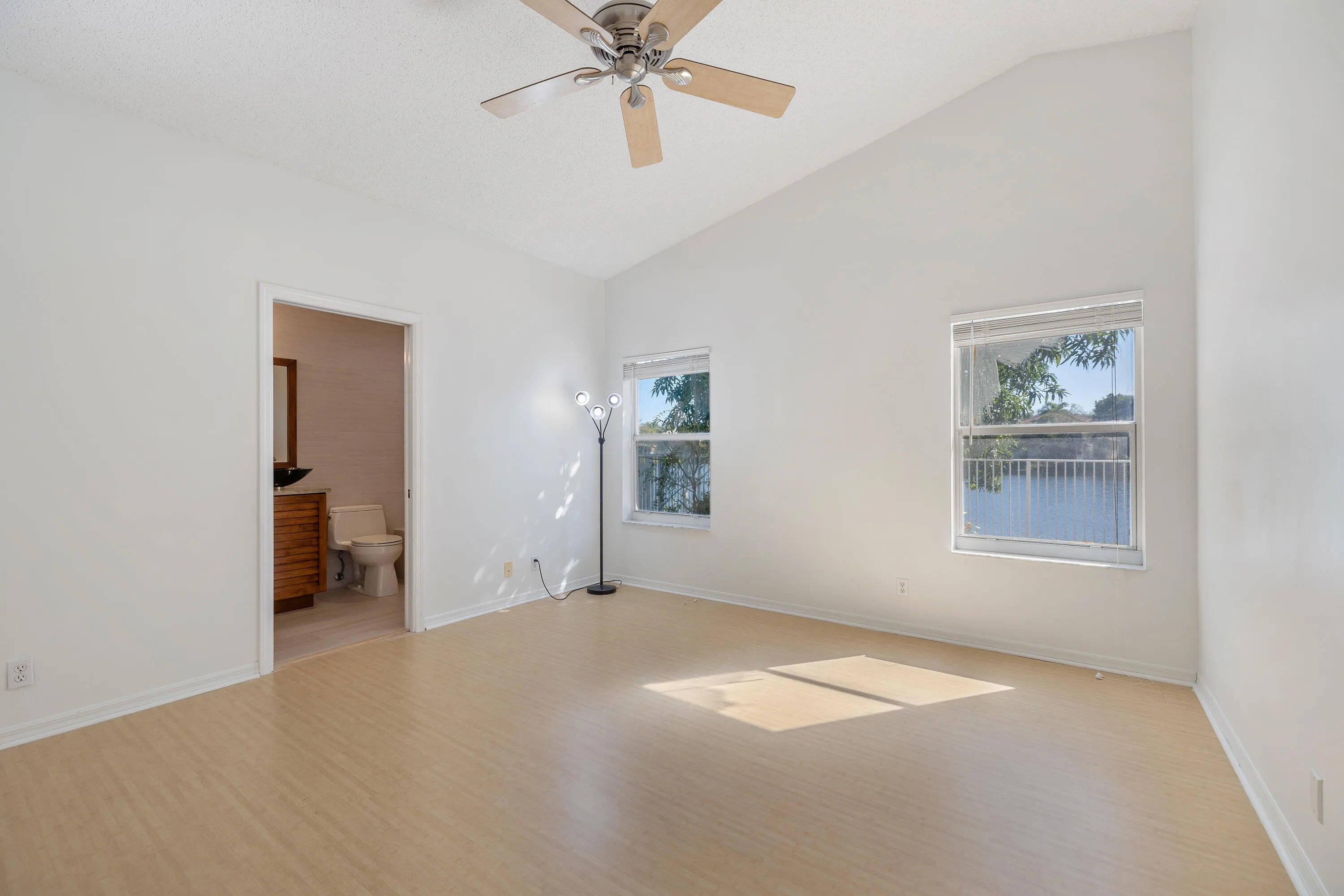 3800 Woodfield Dr-20