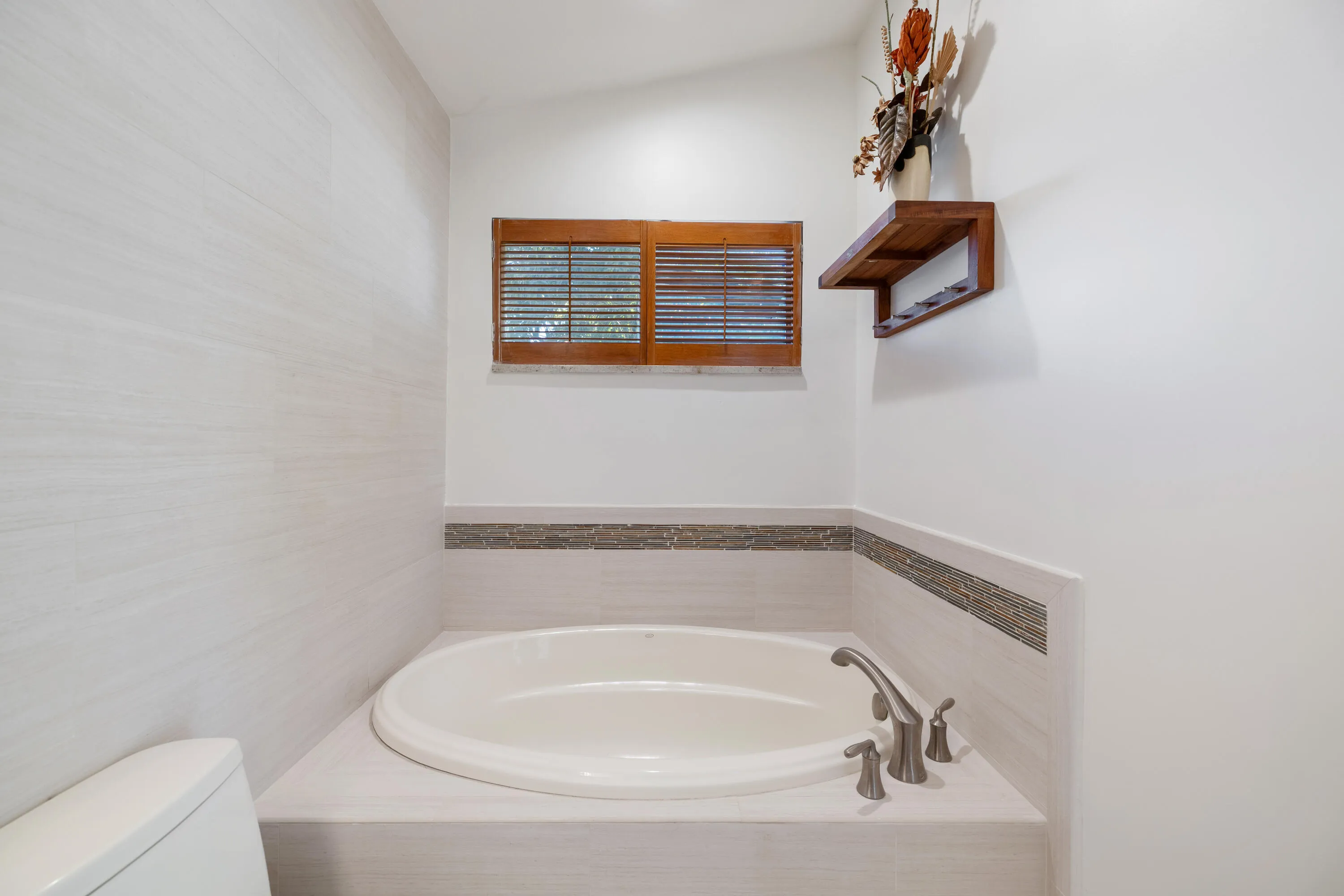 3800 Woodfield Dr-28