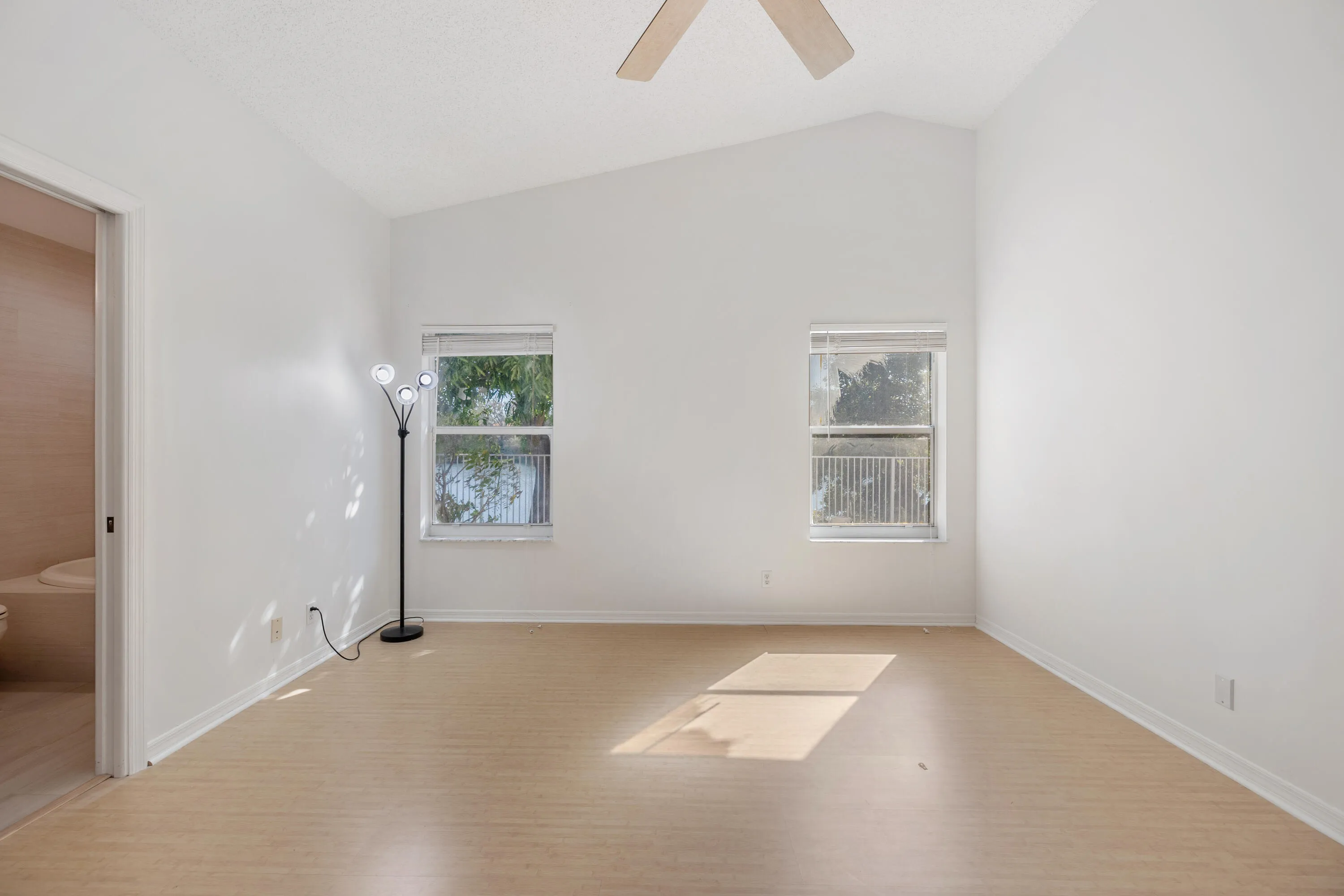 3800 Woodfield Dr-22