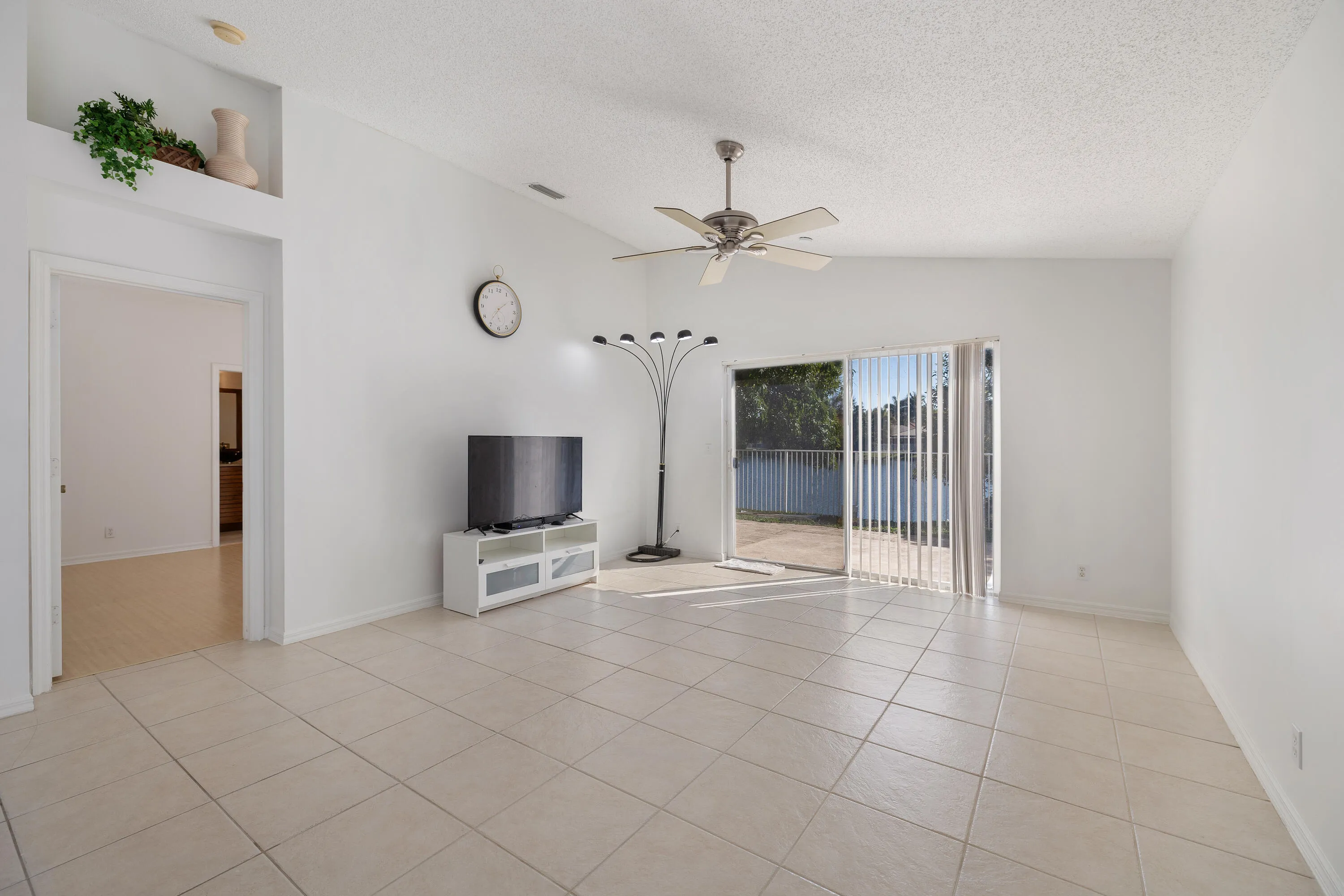 3800 Woodfield Dr-15