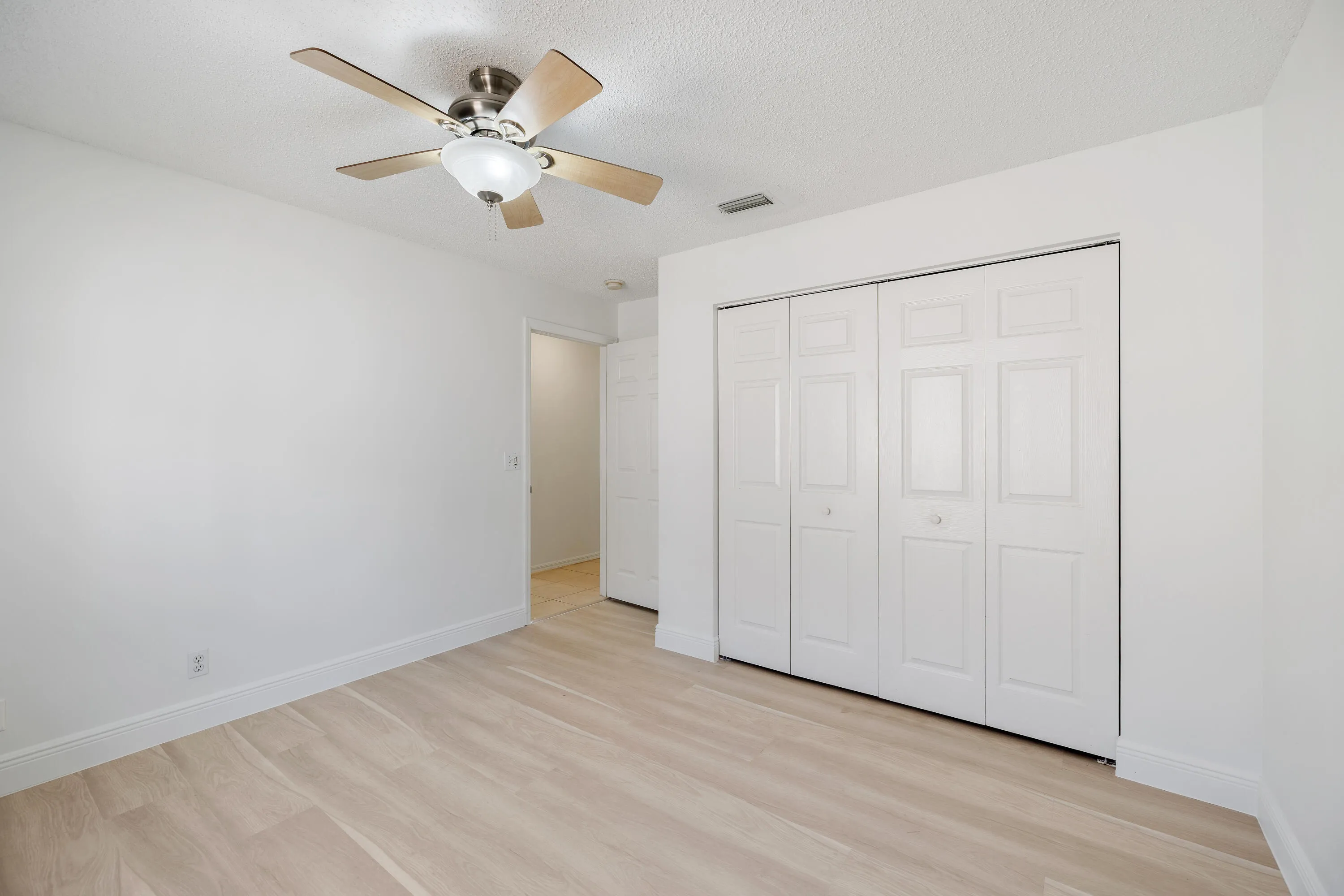 3800 Woodfield Dr-33