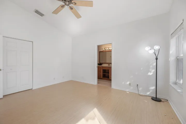 3800 Woodfield Dr-23