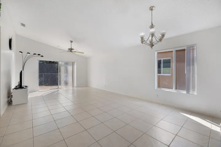3800 Woodfield Dr-14
