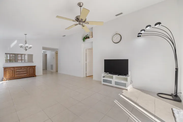 3800 Woodfield Dr-18