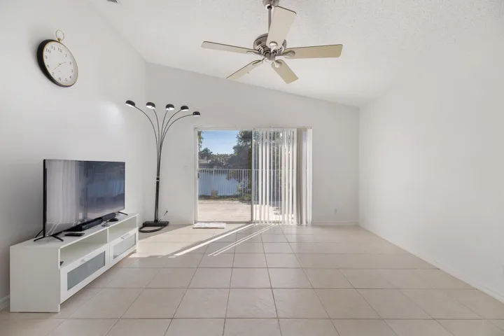 3800 Woodfield Dr-17