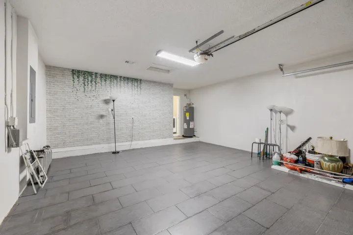 3800 Woodfield Dr-5