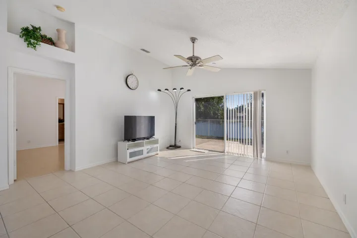 3800 Woodfield Dr-15