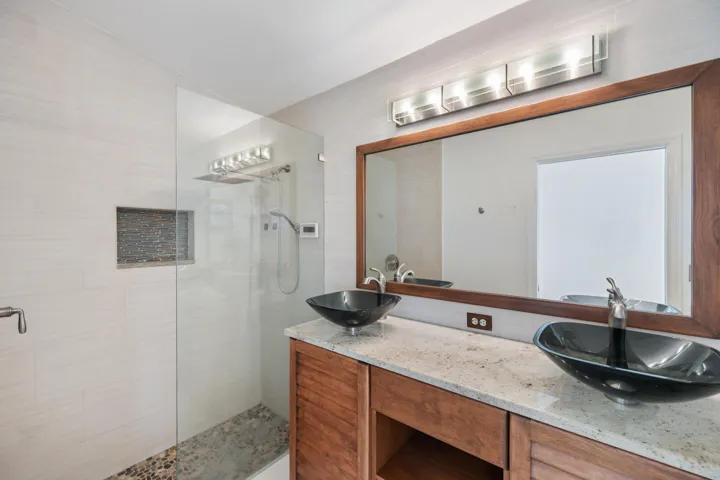 3800 Woodfield Dr-25