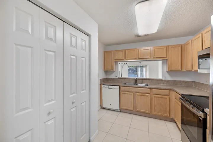 3800 Woodfield Dr-12