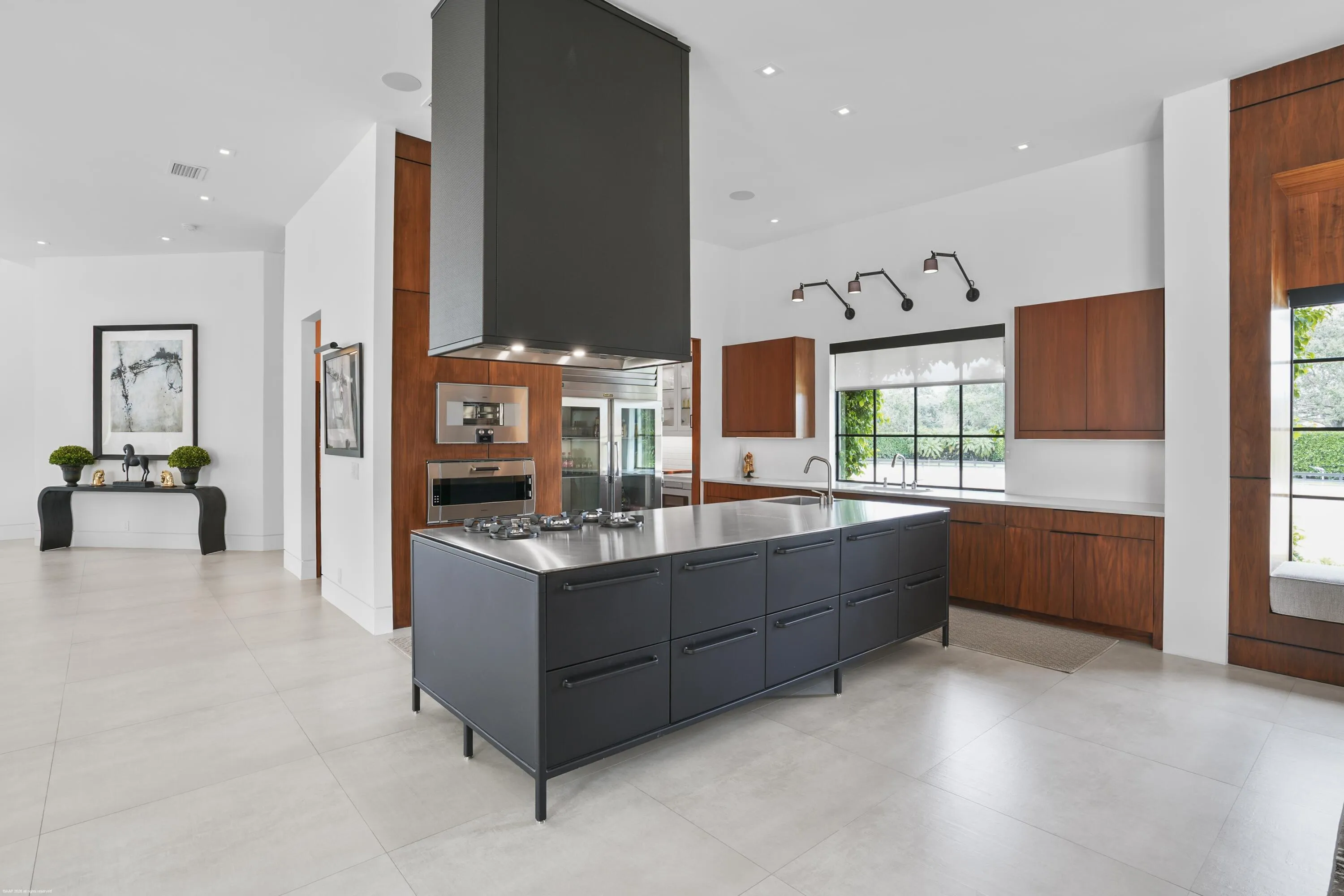 Center island with gas cooktop