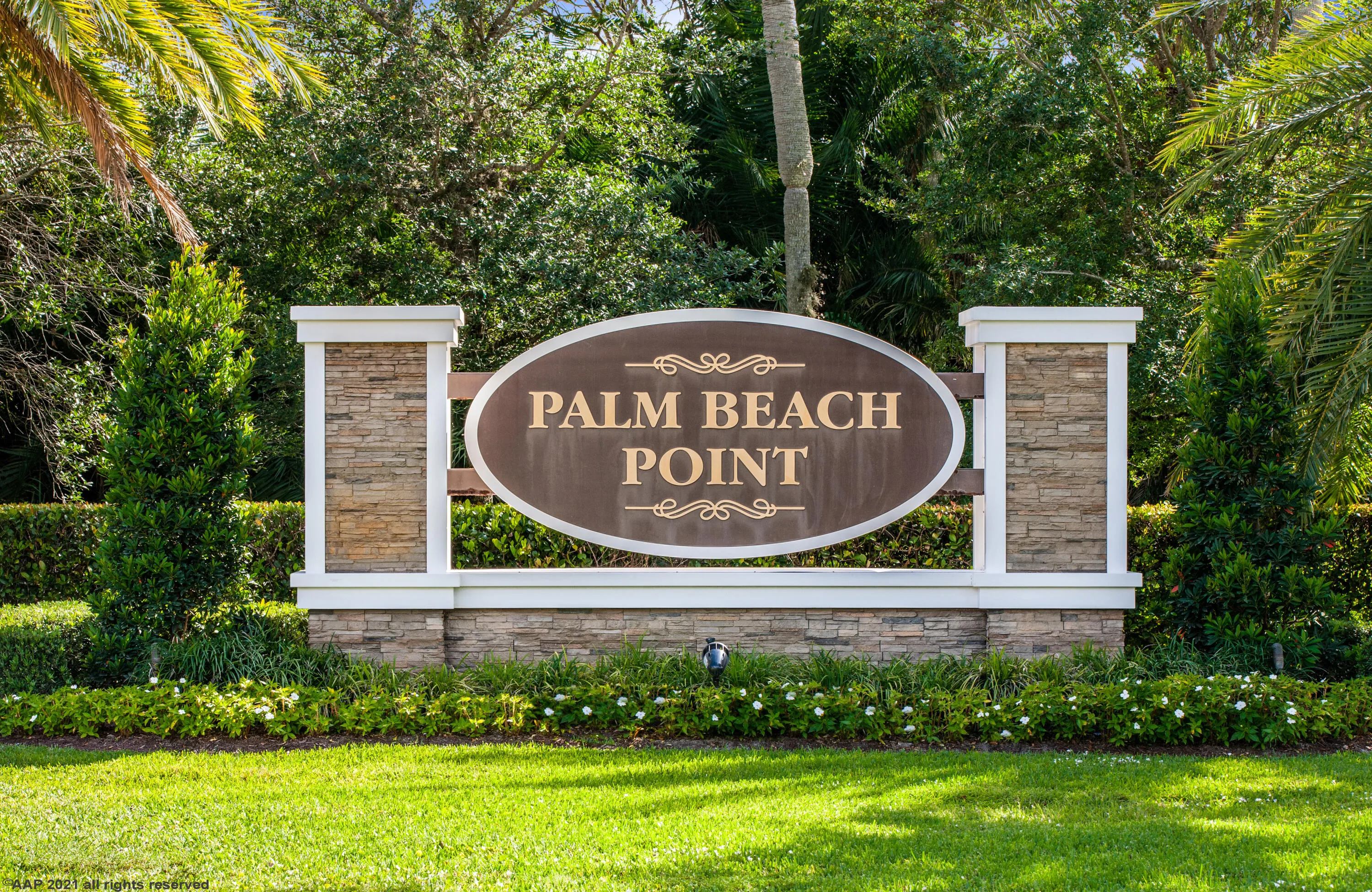 Entry sign to Palm Beach Point
