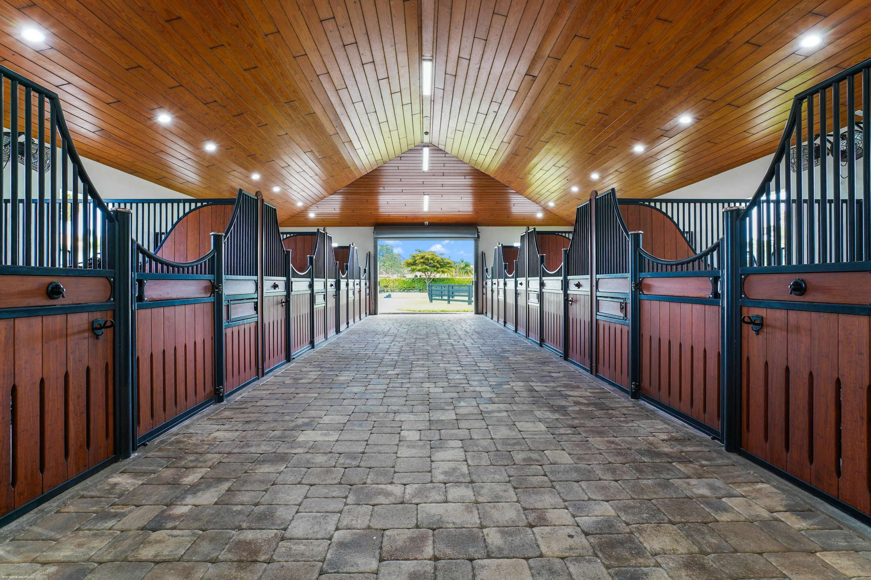L-shaped center aisle barn