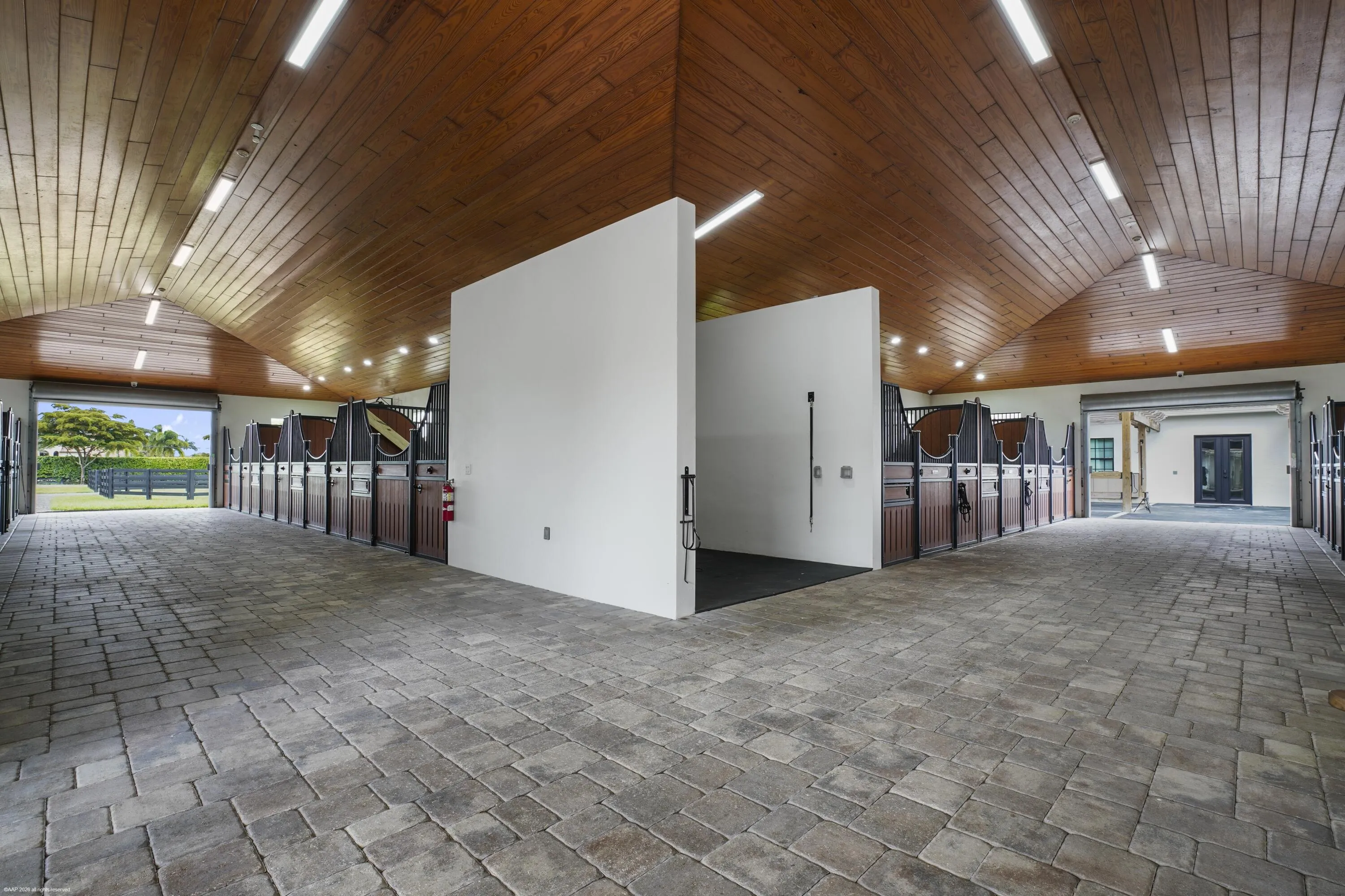 Wash stall - L-shaped center aisle.