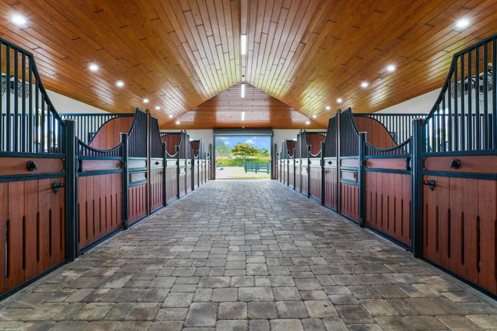 L-shaped center aisle barn
