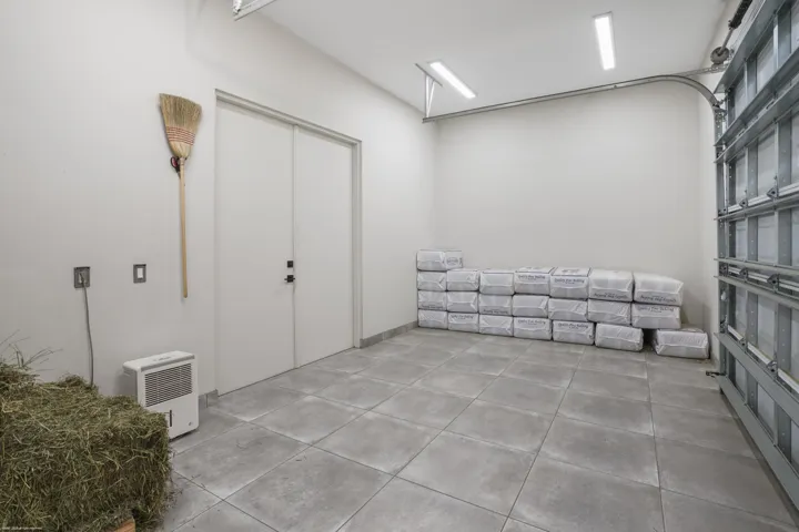 Hay & shave storage