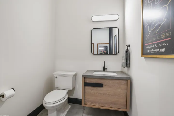 Powder room of stable