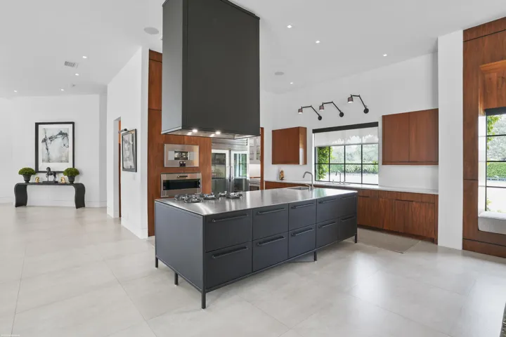 Center island with gas cooktop