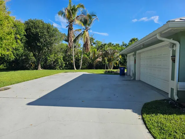 Exterior Large Driveway