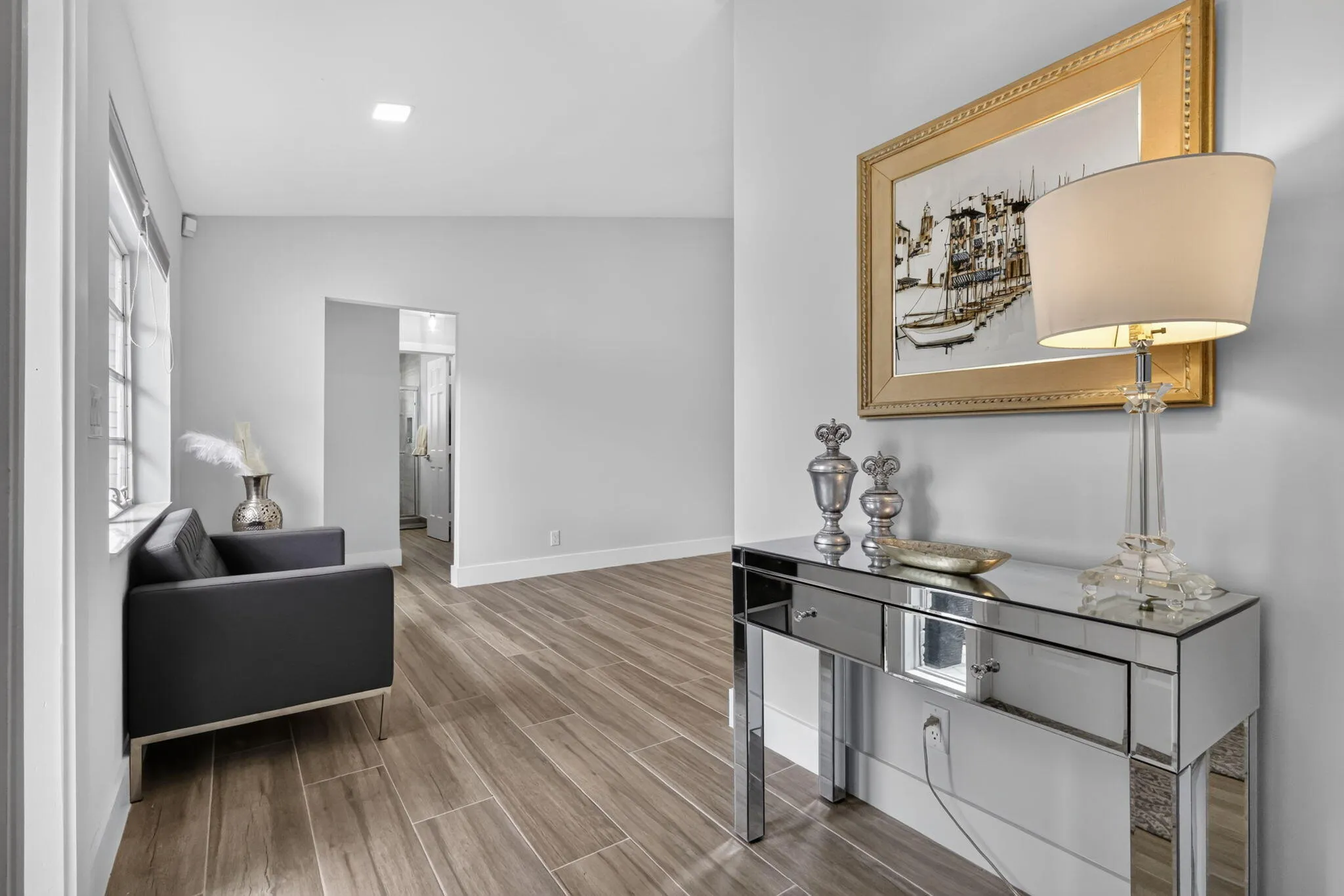 SPACIOUS FOYER