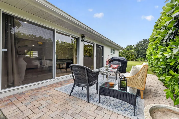 SPACIOUS COURTYARD FOR ENTERTAINING