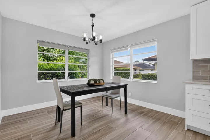 SPACIOUS KITCHEN DINETTE